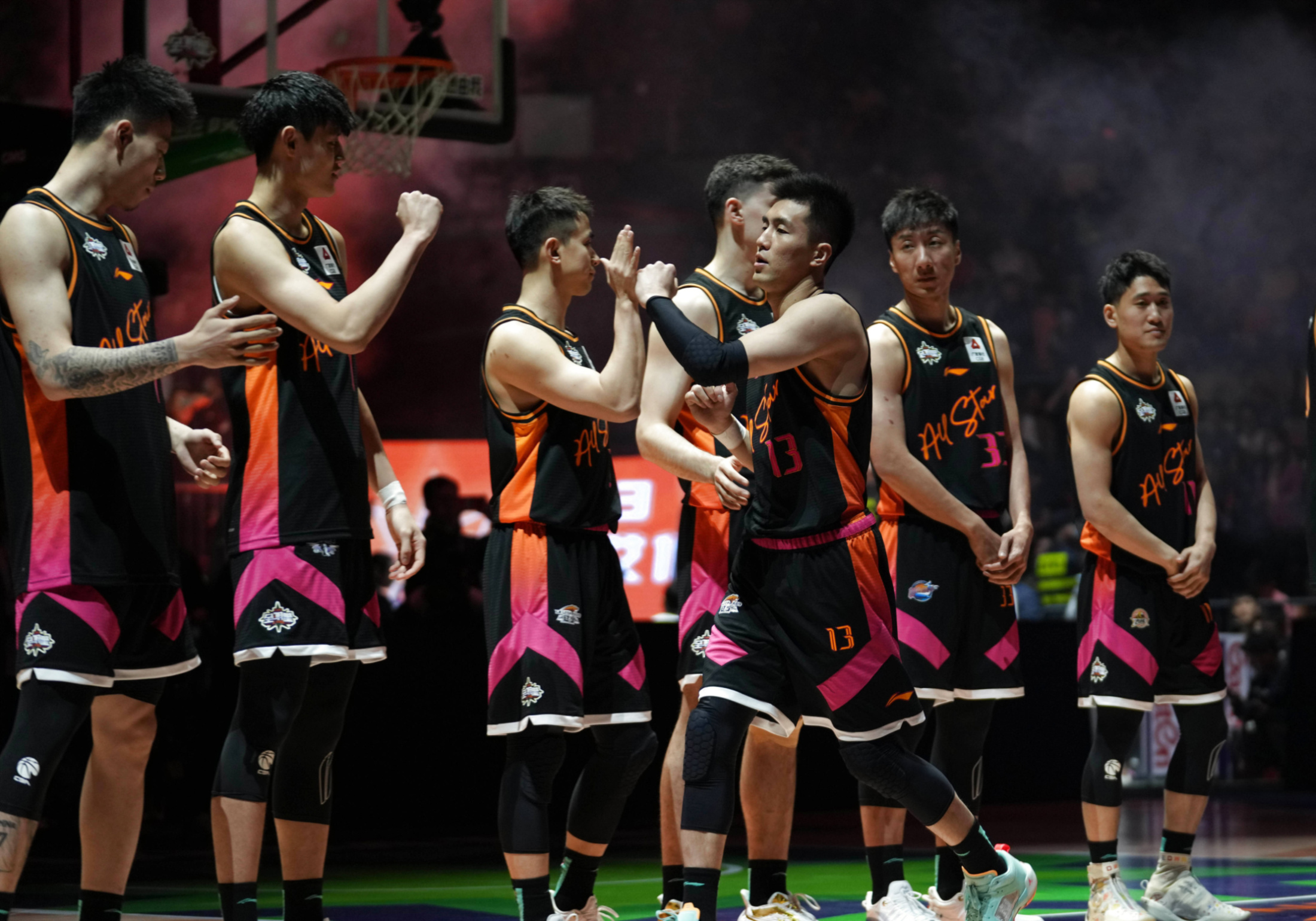 CBA常规赛冲刺阶段走向成谜;国际米兰绝杀压哨;媒体盛赞;轮换策略成焦点 CBA常规赛冲刺阶段走向成谜;国际米兰绝杀压哨;媒体盛赞;轮换策略成焦点